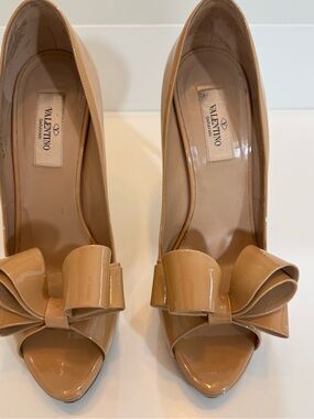 Valentino Garavani Nude Patent Peep-Toe Pumps with Bow